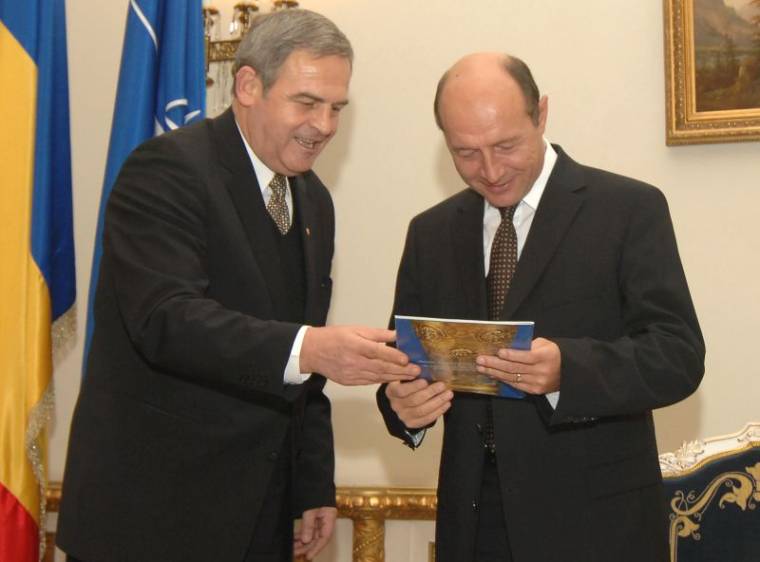 Băsescu kivár Tőkés kitüntetése ügyében