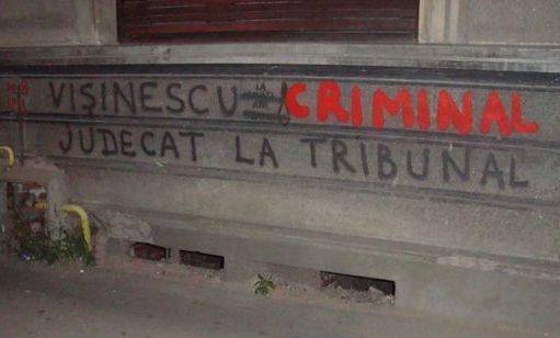 „Itt lakik Vişinescu, a hóhér”