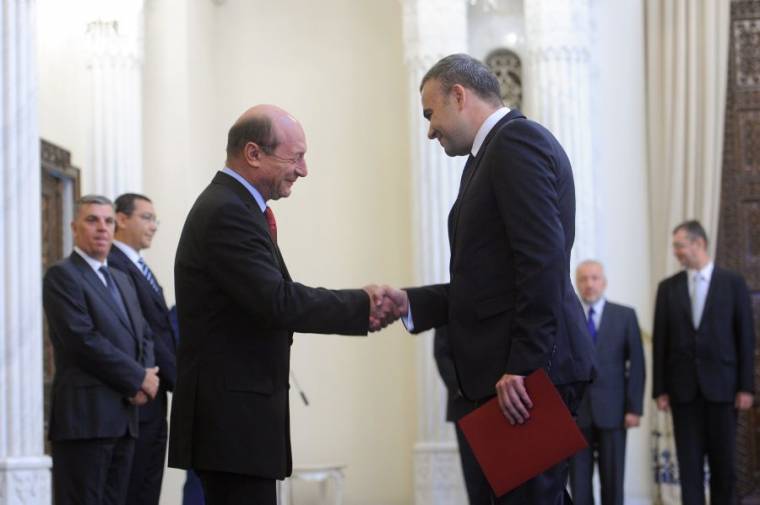 Botrány után sikeres miniszteri eskütétel