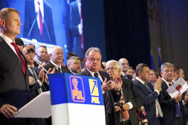 Szövetkezik, majd fuzionál a PNL és a PDL