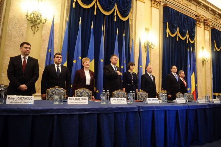 Lendületben a DNA: rekordszámú eljárás indult politikusok ellen