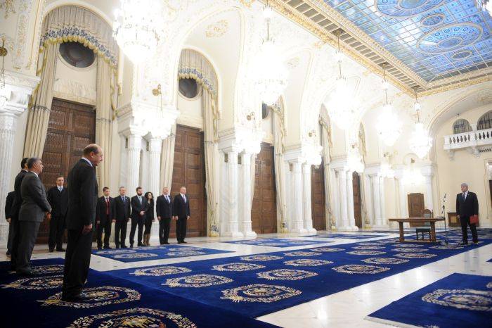 Băsescu beiktatta hivatalába az új kormányt