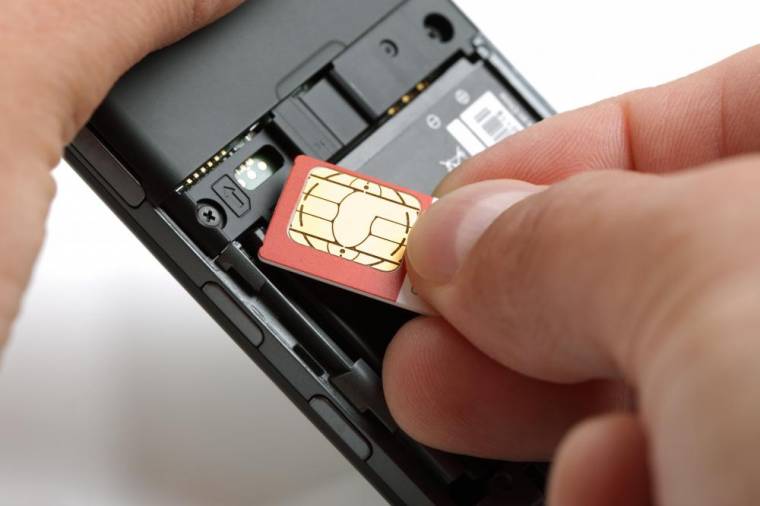 Döntöttek: 2020-tól csak személyivel lehet mobiltelefonos feltöltőkártyát venni