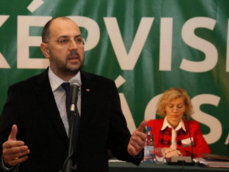 Kelement marasztalják, Birót magasztalják