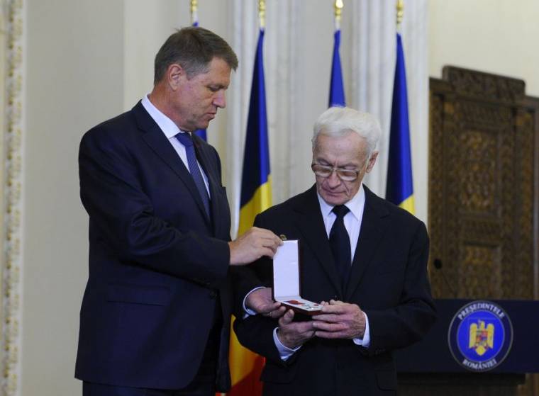 Bírálják Klaus Johannist Octav Bjoza kitüntetése miatt