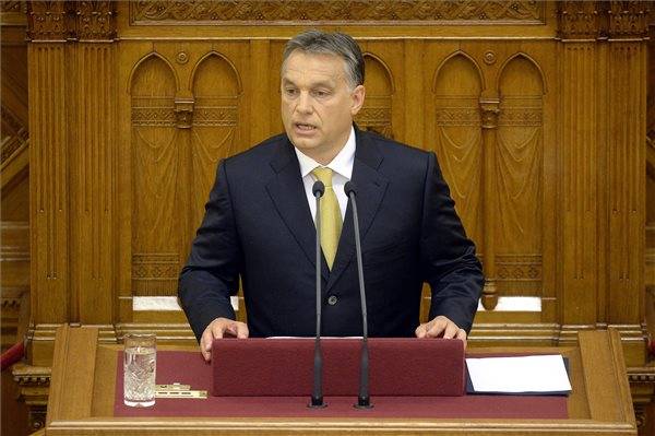 Román bírálat Orbán Viktornak