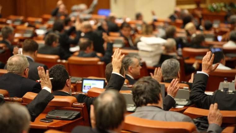 Pénteken szavaznak a kormány sorsáról