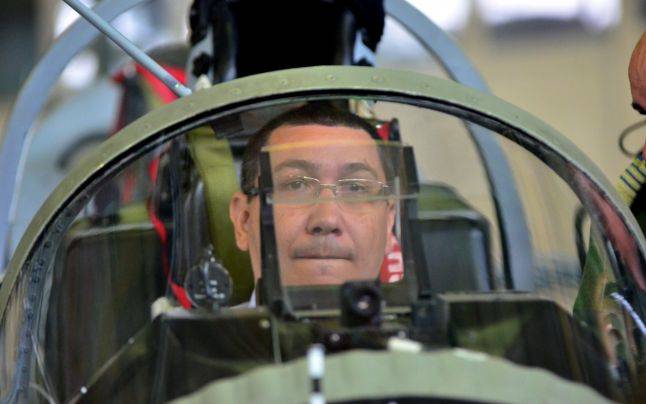 Băsescu a harci kampányt folytató Ponta orrára koppintott