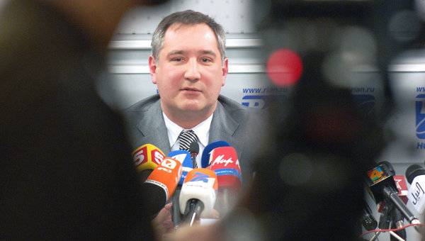 Amerikai nagyüzem Bukarestben – Băsescu udvari bolondnak nevezte Rogozint