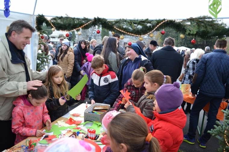 Adventi vásár a váradi bazilikánál