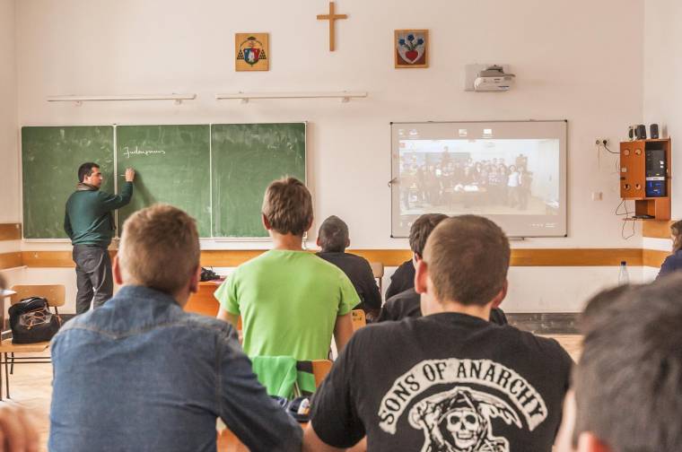 Csak kérésre oktatják majd a hittant