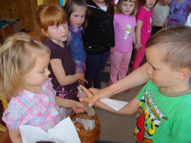 „Kék színű piros tojást festettünk”