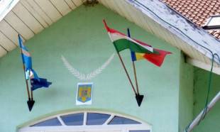 Levétették a magyar zászlót
