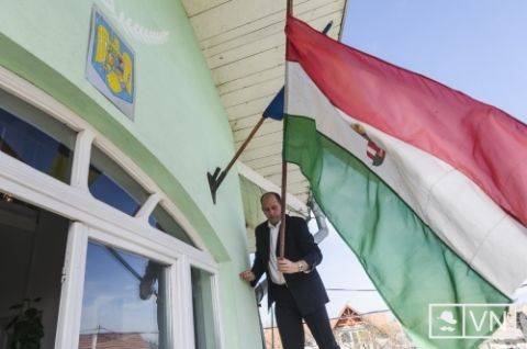 Segítséget kér a magyar címeres zászló kitűzése miatt megbírságolt csíkszéki polgármester