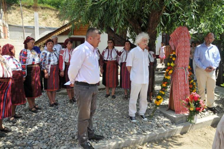 Népnevelőnek avattak szobrot Magyarfaluban