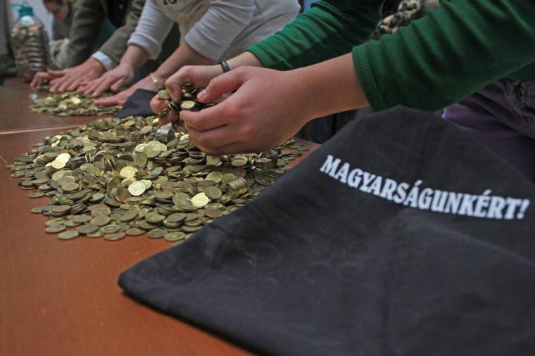 Több mint egy tonna aprópénzt számoltak meg