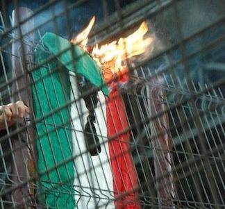 Pénzbírság a magyar zászlót elégetőknek