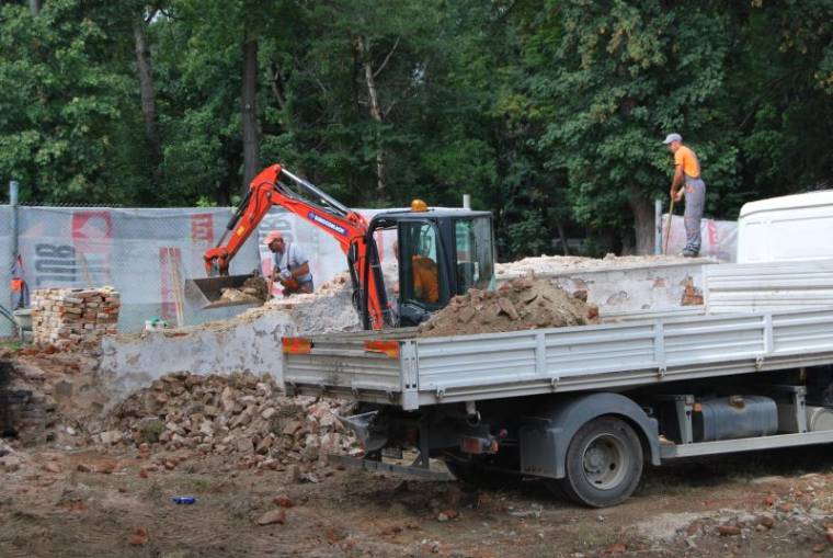 Megújul a nagykárolyi grófi lovarda