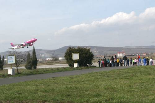 Ideiglenesen bezár két repülőtér