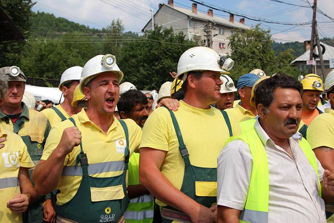 Tiltakoznak a magyar környezetvédelmi államtitkár verespataki jelenléte miatt