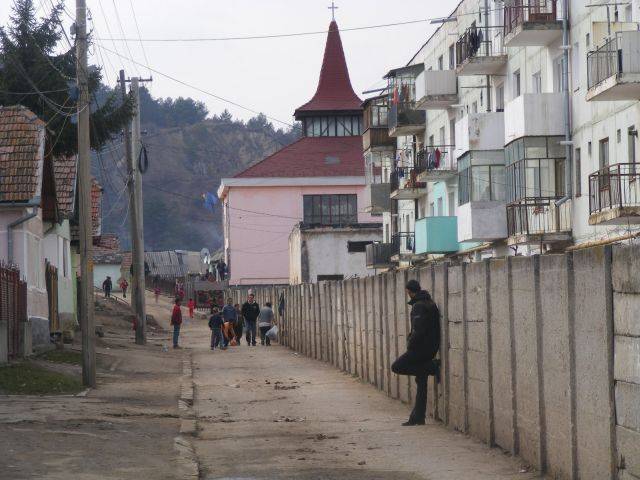 Roma fiatalok is keresnek munkát Sepsiszentgyörgyön, viszont elriasztja őket, ha ingázni kell