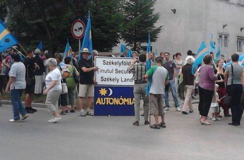 Mintegy tízezren tüntettek az autonómiáért