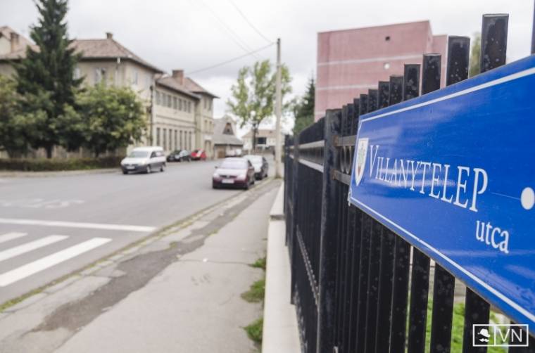 Prefektusi támadás utcanévtáblák miatt