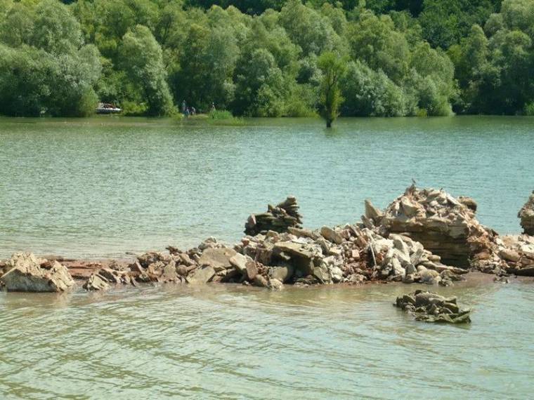Leomlott a falurombolás bözödújfalusi jelképe
