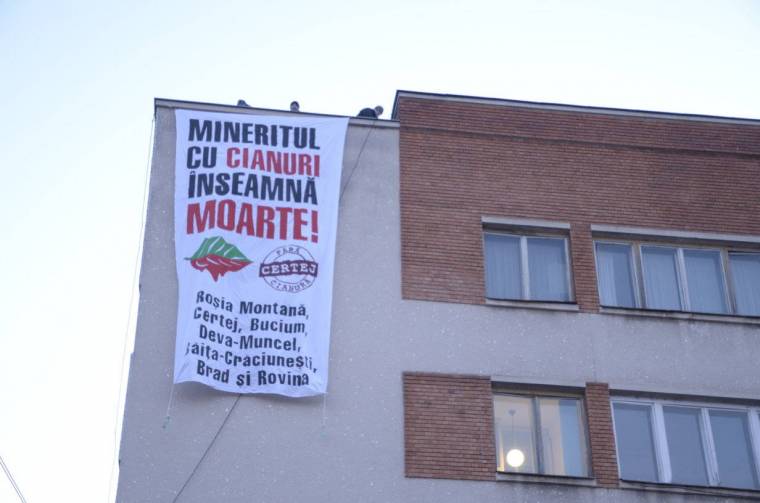 Zöldek „foglalták el” a Minvest bányatársaság dévai székházát