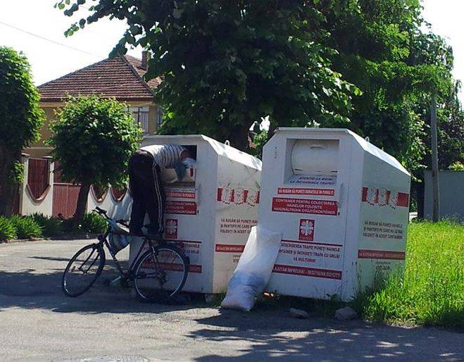 Gyűlnek a ruhák a rászorulóknak a Caritas szatmári konténereiben