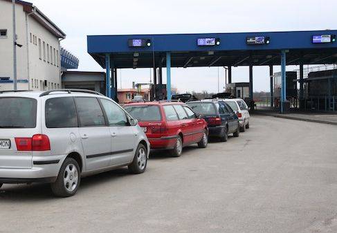 „Megfúrnák” a csempészek tartályait