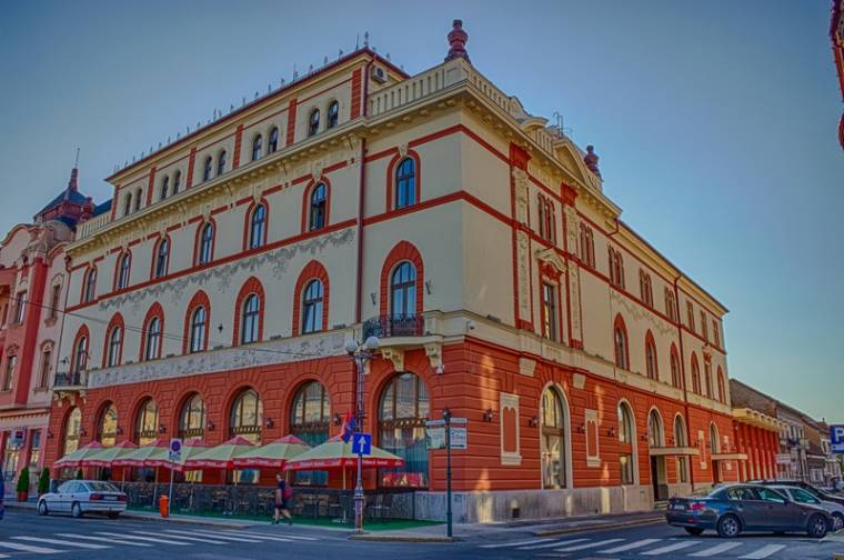 Műanyag borítja belülről a váradi Pannónia Szállót