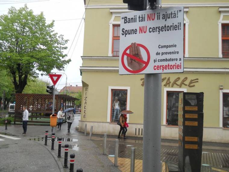 Táblákkal a koldulás ellen Szatmárnémetiben