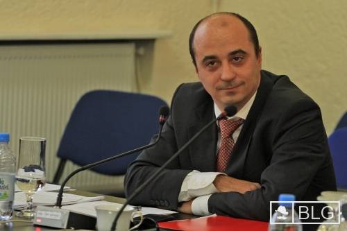 Román civilek ellenzik a vásárhelyi Sütő-szobrot