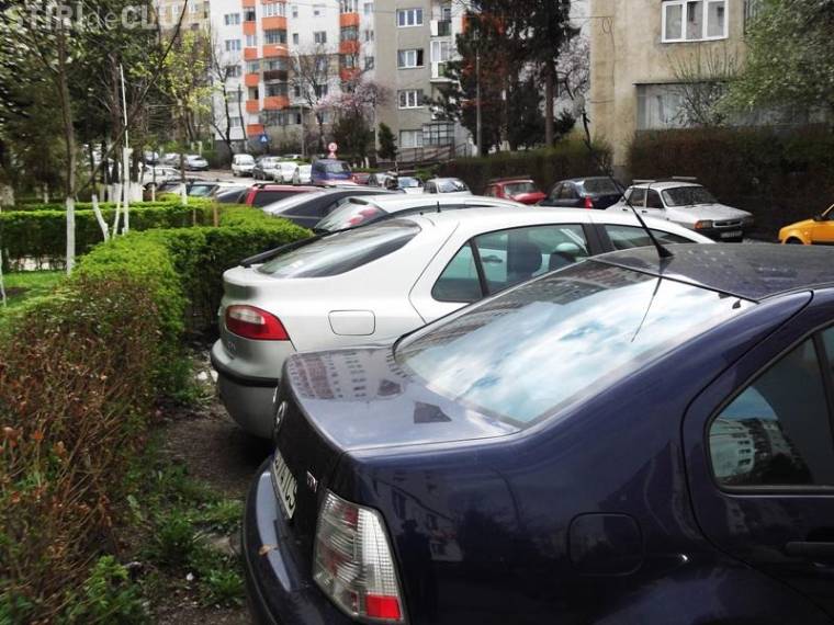 Nem lehet öt méternél közelebb parkolni a lakóházakhoz