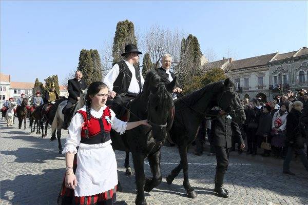 Semjén Zsolt lóháton vonult be Kézdivásárhely főterére