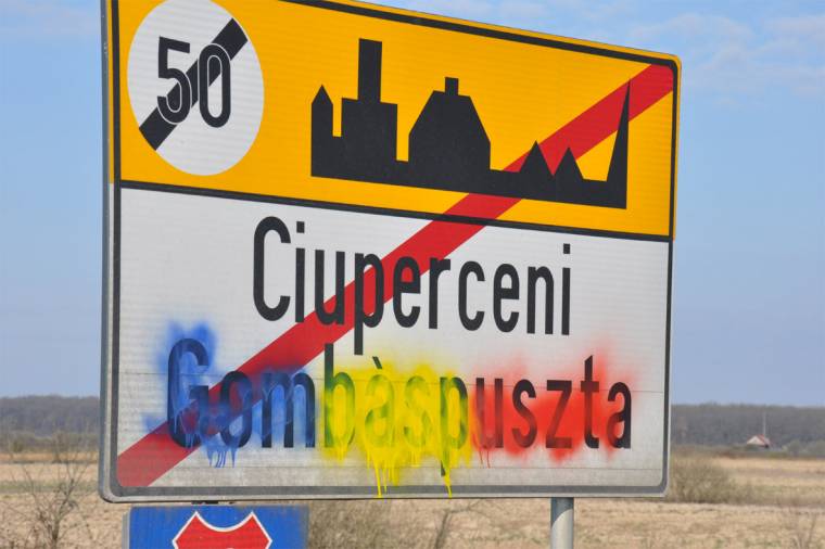 Trikolór a magyar helységnévtáblákon