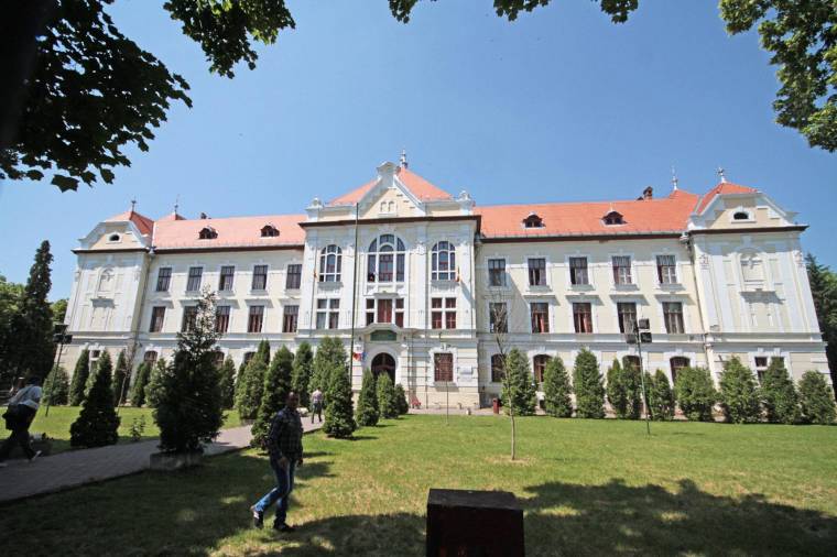 DNA-célkeresztben a katolikus gimnázium