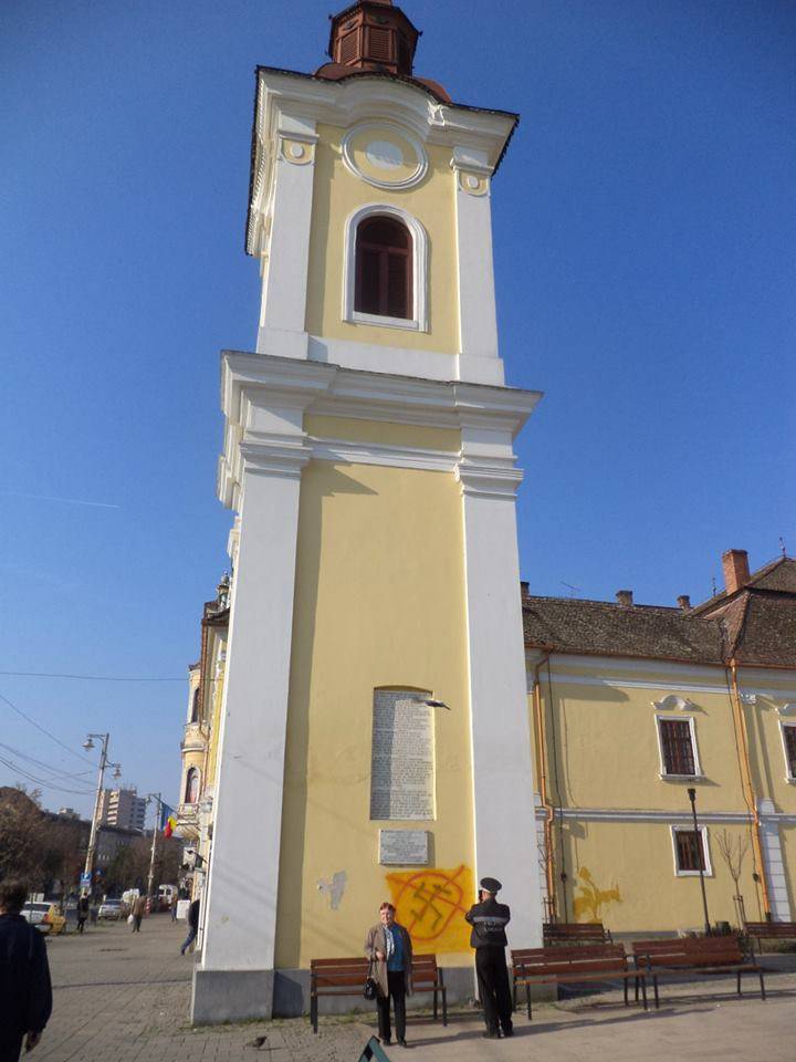 Horogkereszt a vásárhelyi templomtorony falán