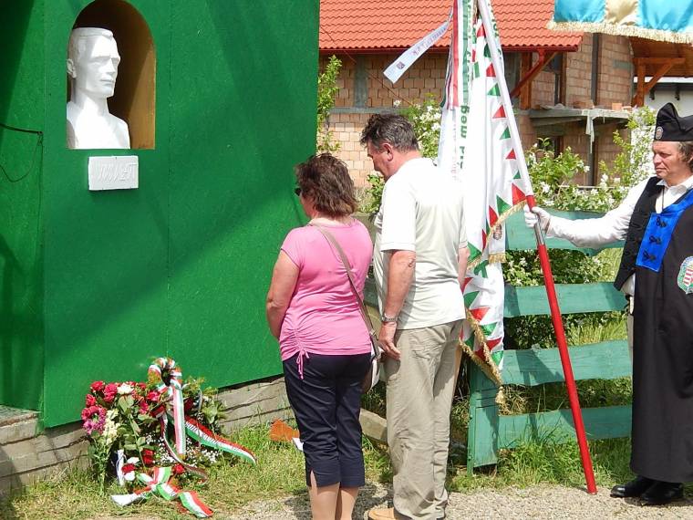 Szovátai Wass Albert-szobor: büntetés és elkobozás