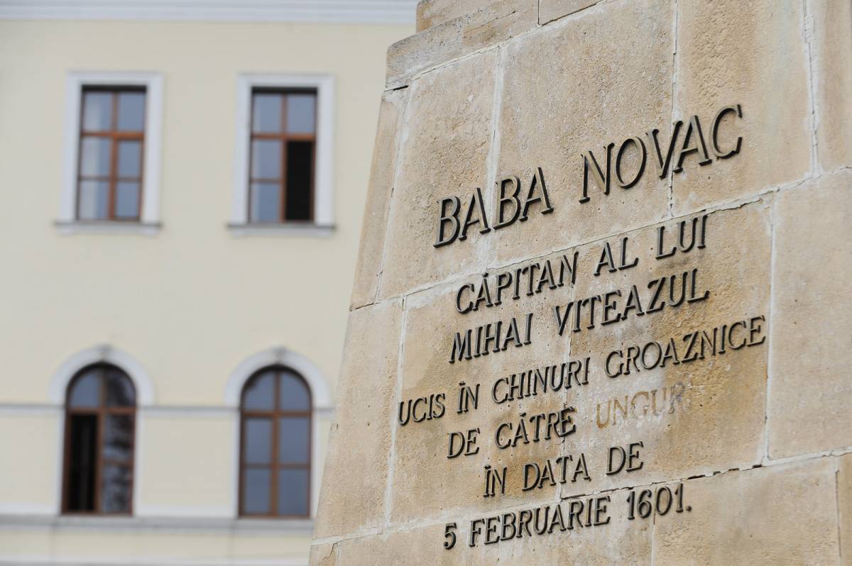A Boba Novac-szobron lévő, magyarokat sértő felirat, a „magyarok” szócska nélkül •  Fotó: Biró István
