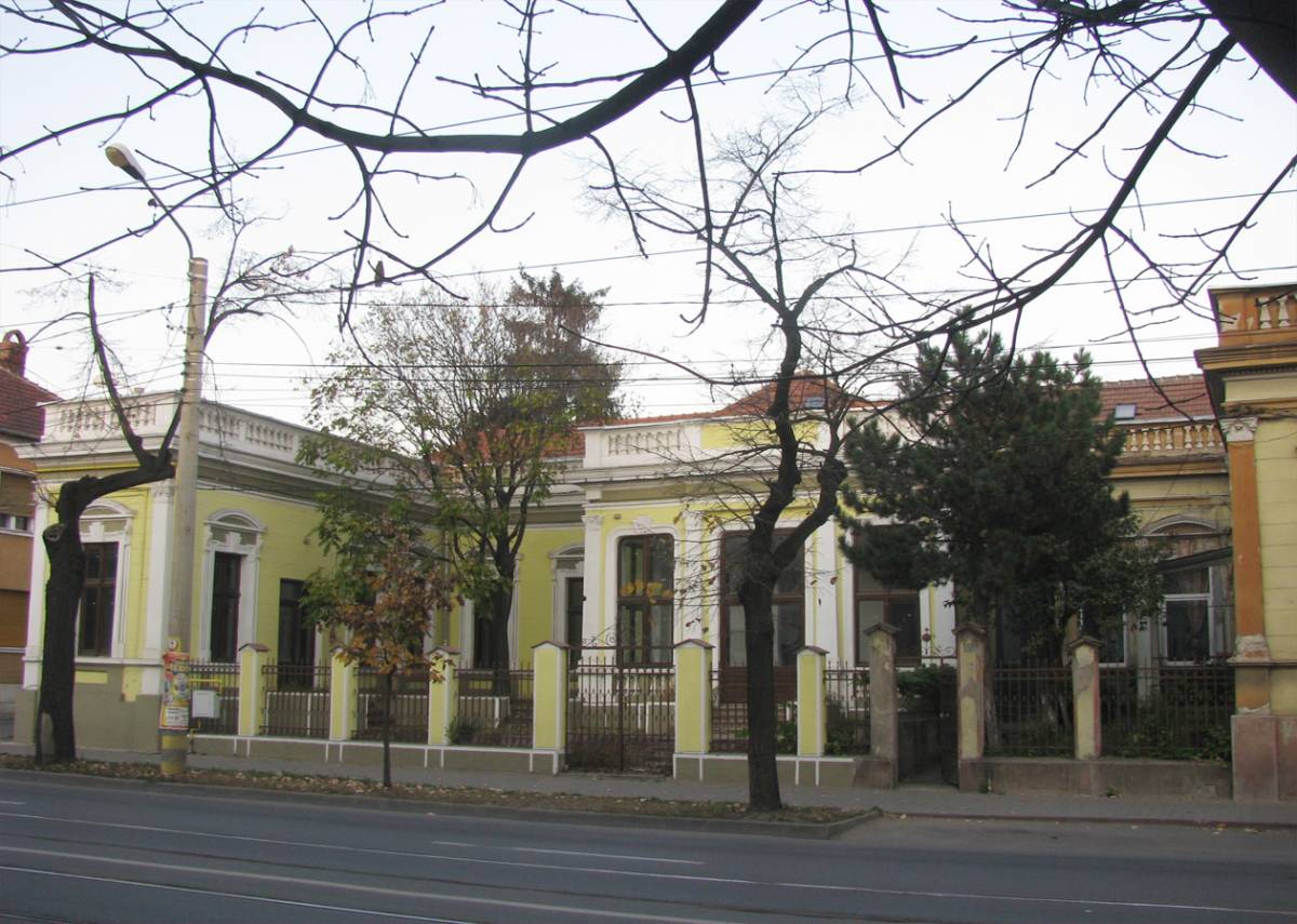 Huzamos romlás. Több mint 15 éve áll kihasználatlanul Léda egykori nagyváradi villája &bullet;  Fotó: Nagy Orsolya/archív