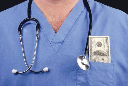 Ösztöndíjjal pótolnák az orvosok bérét