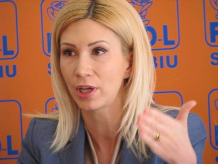 Ellenzéki kiállás az utcára kerülők mellett