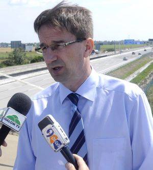 Egyelőre marad az e-útdíj