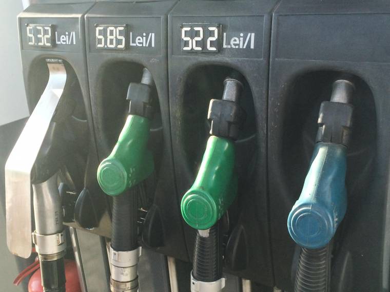 Drágállja a benzint a kormány