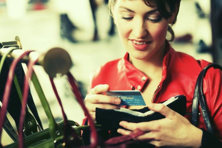 Uniós plafon a bankkártyadíjaknak