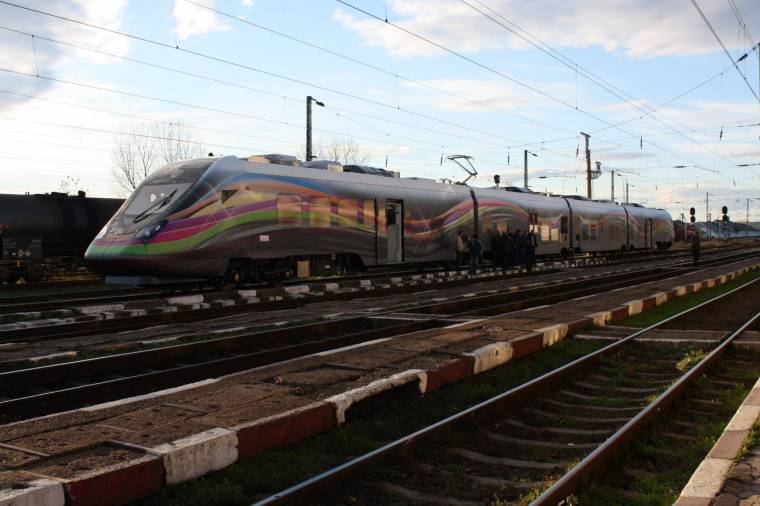 Útra kelt az első román villanyvonat