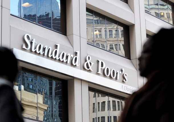 Az S&P Global szerint továbbra is negatívak Románia gazdasági kilátásai, de még nem vágja bóvliba az országot