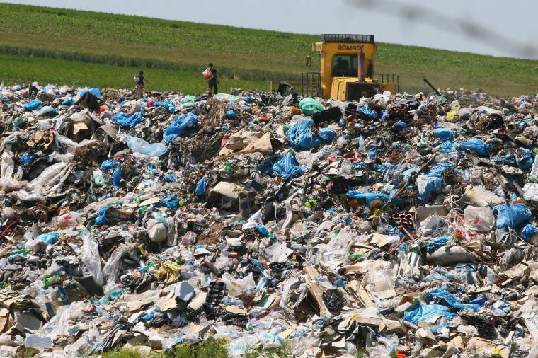 Utat építenek a háromszéki szemétlerakóhoz